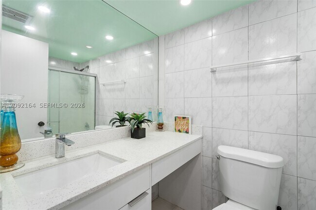 Building Photo - 3670 Inverrary Dr
