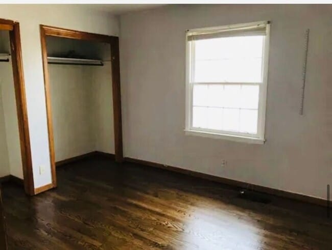 Building Photo - Fenced yard!