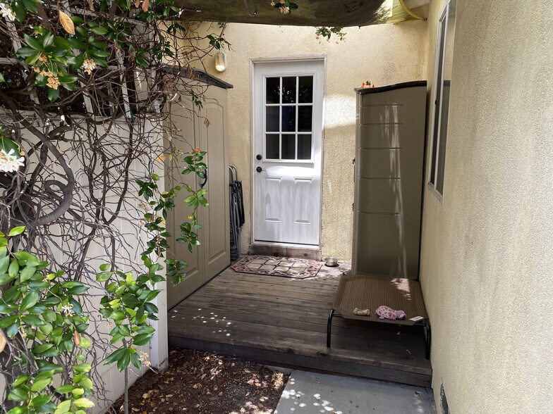 Building Photo - 172 W Elm Ct