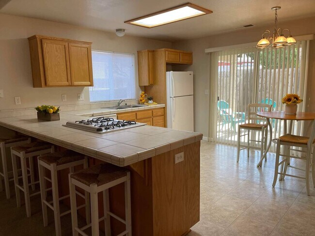 Building Photo - 3 Bedroom House Available Now