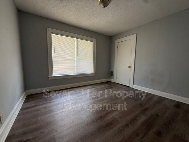Building Photo - 1044 E 16th Ave