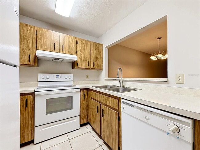 Building Photo - 2113 NE 38th St