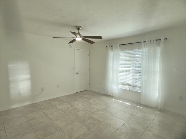 Building Photo - 4001 Oakhurst Dr