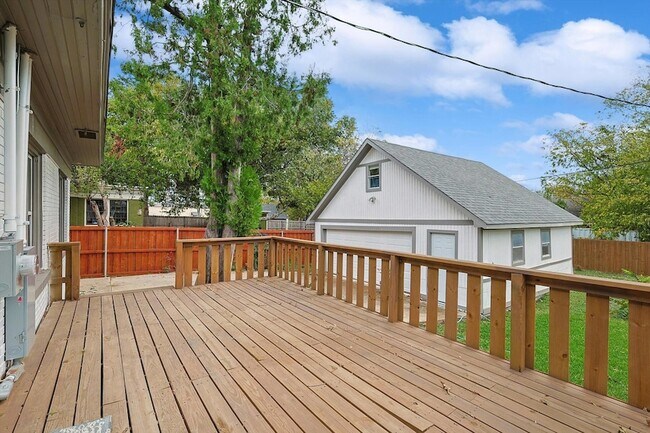 Building Photo - 5620 Richmond Ave