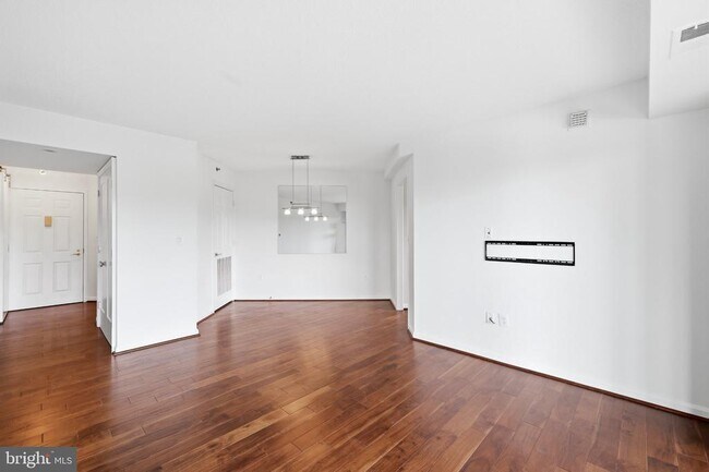 Building Photo - 2121 Jamieson Ave
