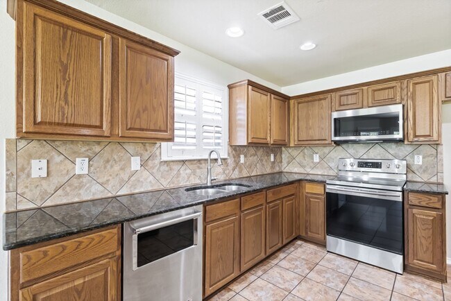 Building Photo - 4 Bedroom/2.5 Bath Wildhorse Subdivision