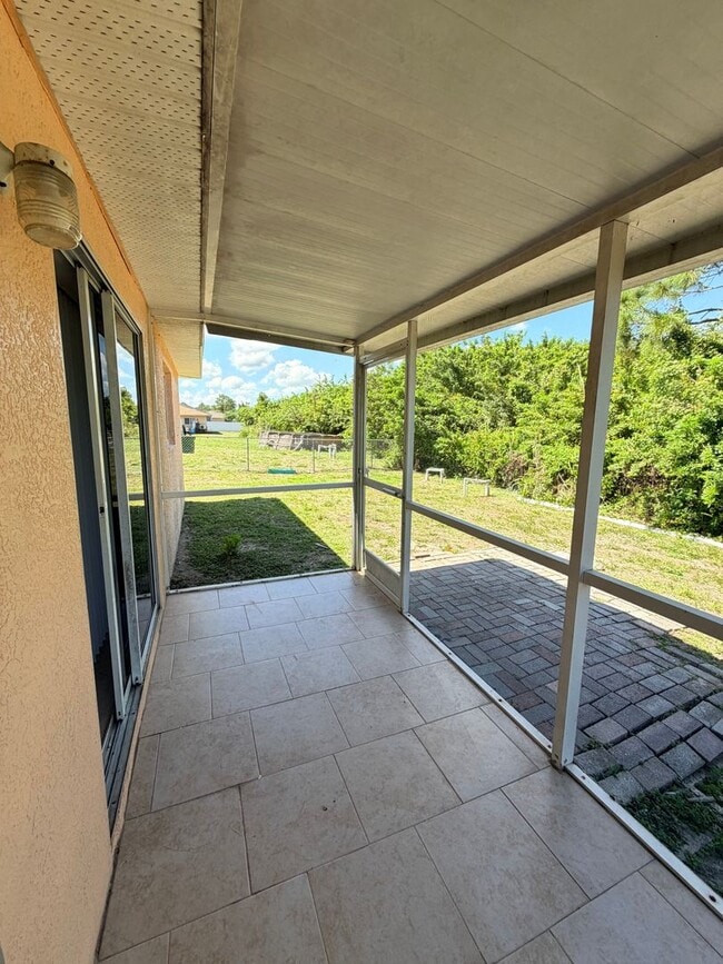 Building Photo - 3 Bedroom 2 Bath Duplex