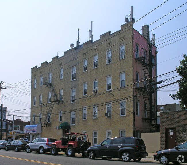 Building Photo - 2801 Waterbury Ave