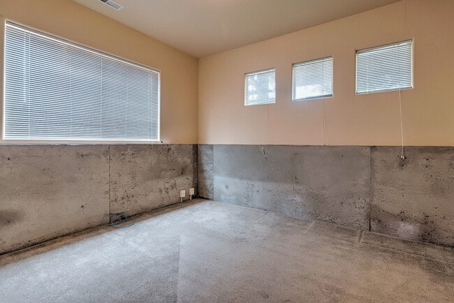 Building Photo - Gorgeous, Custom 4 bed, 3 bath Pet-Friendl...
