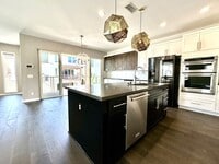 Building Photo - Spacious 3 Bdrm Detached Home Located Cent...