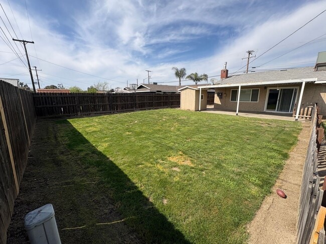 Building Photo - Spacious SE Tulare Home Near Shopping Centers Rent Ready!