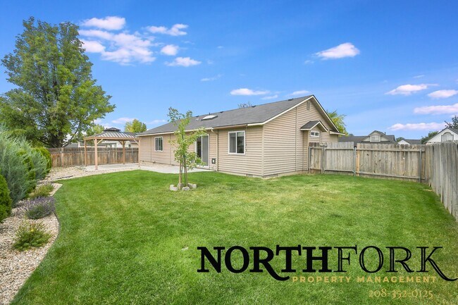 Building Photo - Beautifully Landscaped Cul De Sac Caldwell Home/Landscaping included!