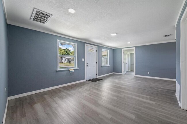 Building Photo - 636 Stremma Rd