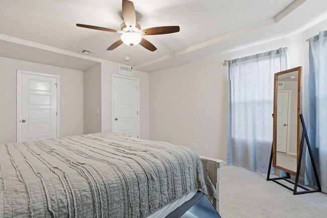 Building Photo - Welcome to this exceptionally well maintained like new home located in the Estates at Morrow Place