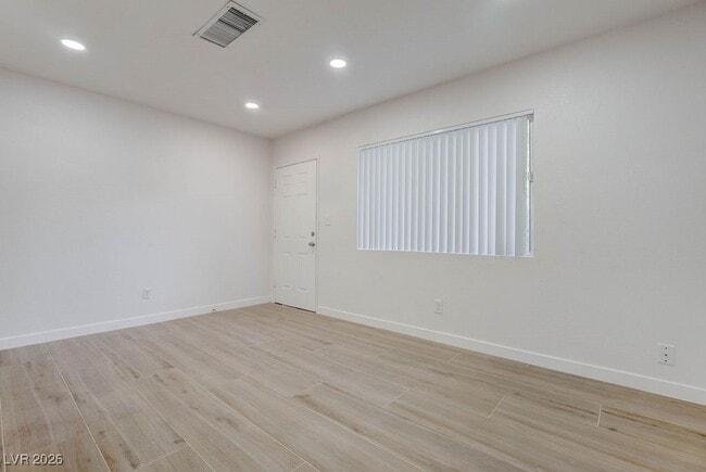 Building Photo - 342 S Water St