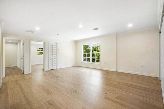 Building Photo - 370 Marlborough Rd