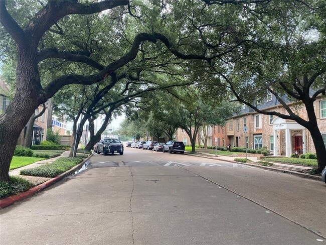 Building Photo - 351 N Post Oak Ln