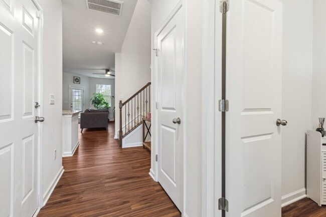 Building Photo - Townhouse in Tega Cay Available NOW! 3 beds 2.5 bath, VERY clean & ready for YOU! $2,375