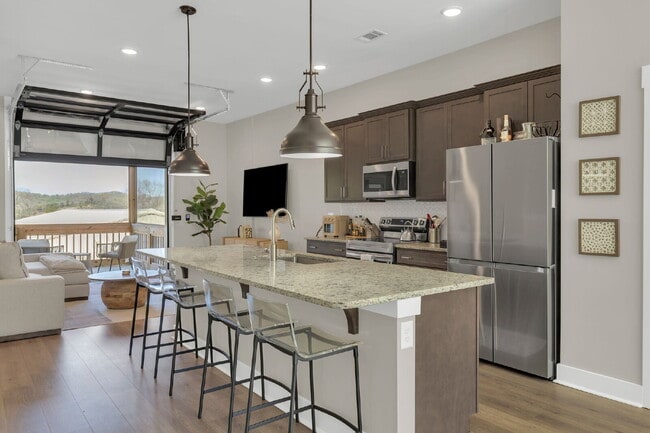 Building Photo - Better-than-new townhome in Highlands at S...