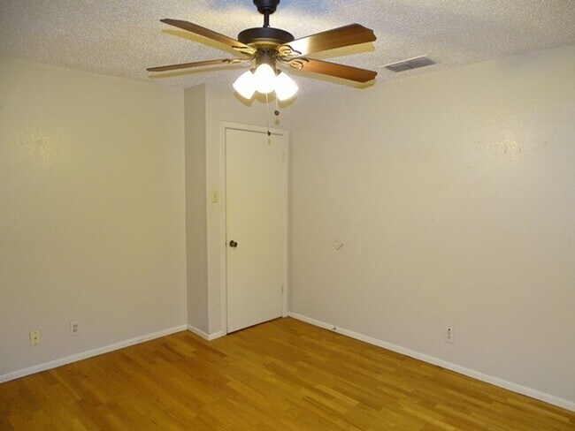 Building Photo - 6859 Flaming Ridge Dr