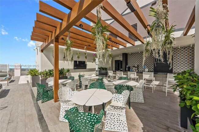 Building Photo - 1010 Brickell Ave