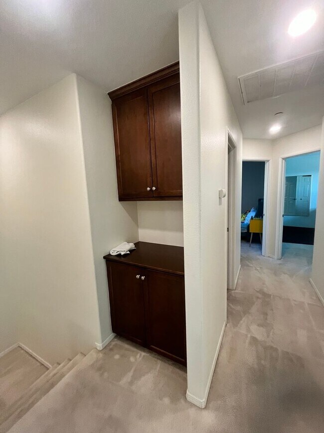 Building Photo - Spacious 4 Bed | 2-Story Townhome in Lake Pointe near Eastlake Vistas