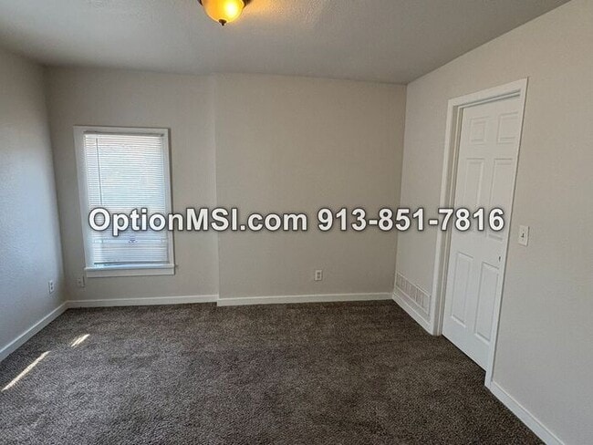 Building Photo - Freshly updated half-duplex