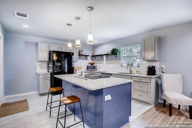 Building Photo - Adorable 3 bedroom 2 bath Minutes from N S...