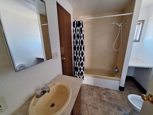 Building Photo - 4 bed 2 bath