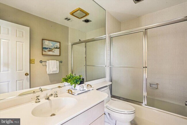 Building Photo - 9939 Bentcross Dr