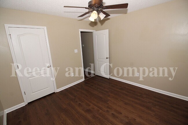 Building Photo - 6077 Wills Way Cir S
