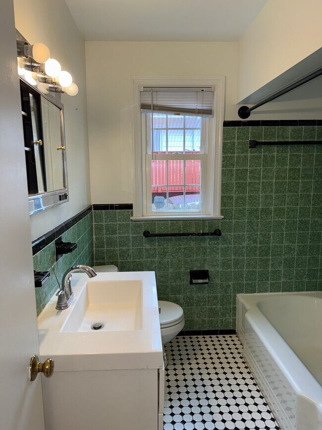 Building Photo - Charming 3-Bedroom Home in Silver Spring