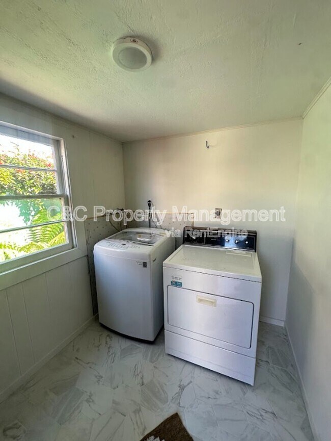 Building Photo - 117 19th St