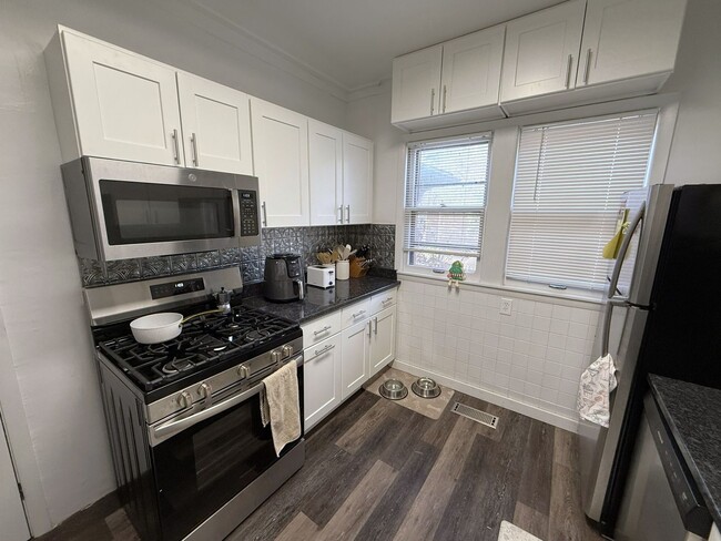 Building Photo - 2 Lathrop St