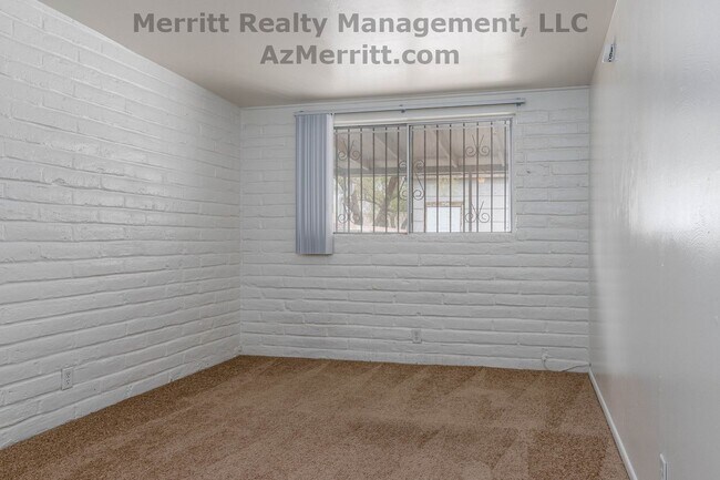 Building Photo - Large 4 Bedroom, 2 bath house with fireplace, a/c, fenced yard, carport, ready to move in