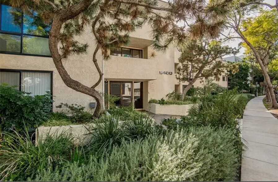 Building Photo - 8400 De Longpre Ave