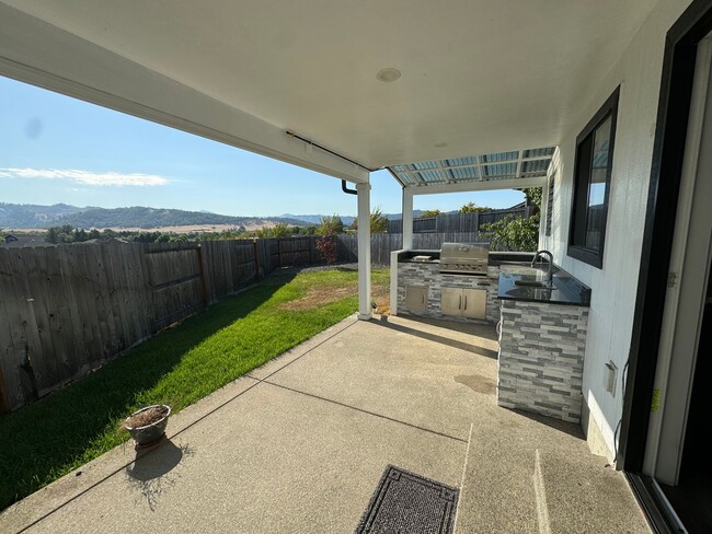 Building Photo - Beautiful 3 Bedroom 2 Story Home in Cul de...