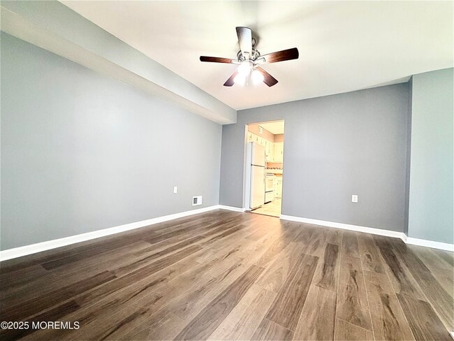 Building Photo - 304 Wellington Pl