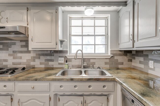 Building Photo - Spacious 4-Bedroom Home in Mature Neighborhood