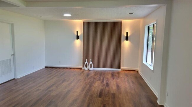 Building Photo - 389 Rosser Rd