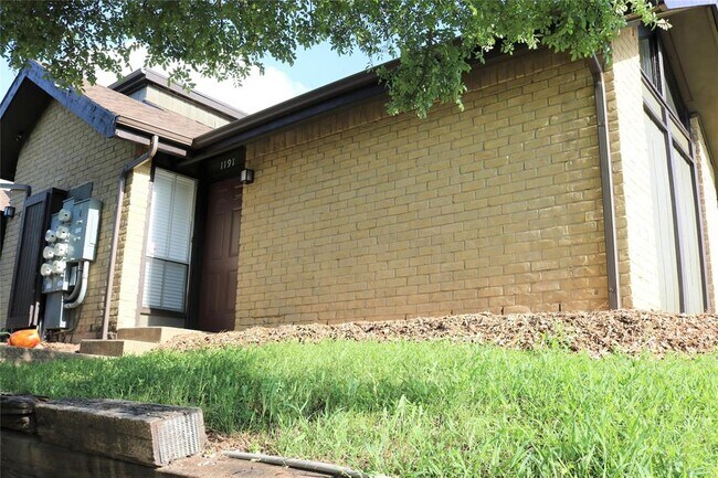 Building Photo - 4622 Country Creek Dr