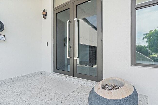 Building Photo - 585 Dolphin Ave SE