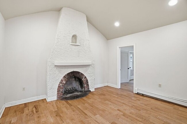 Building Photo - 508 E 19th Ave