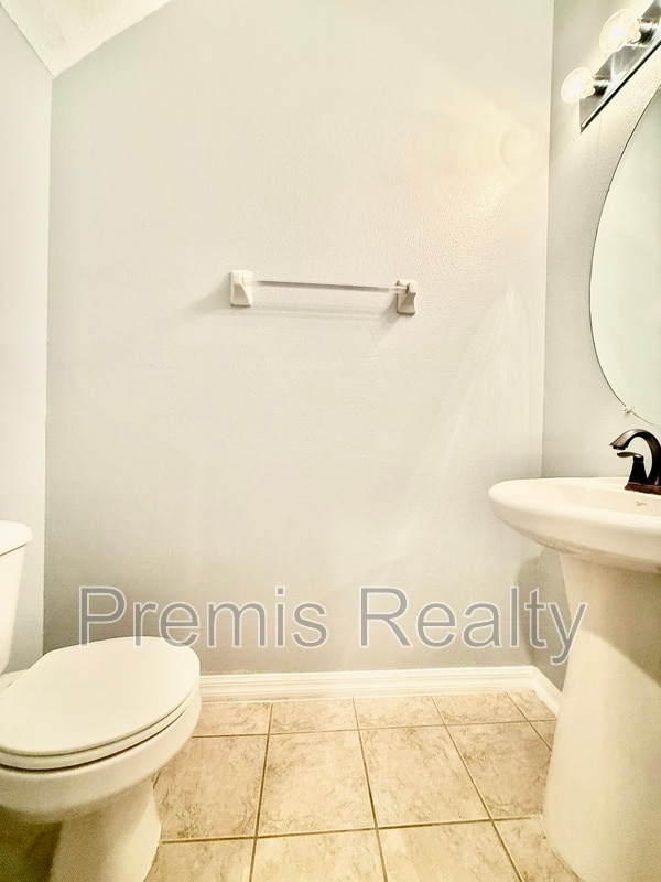 Building Photo - 2043 Strathmill Dr