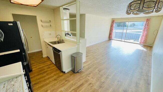 Primary Photo - 960 Shorepoint Ct