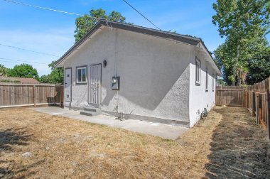 Building Photo - 227 Maple St