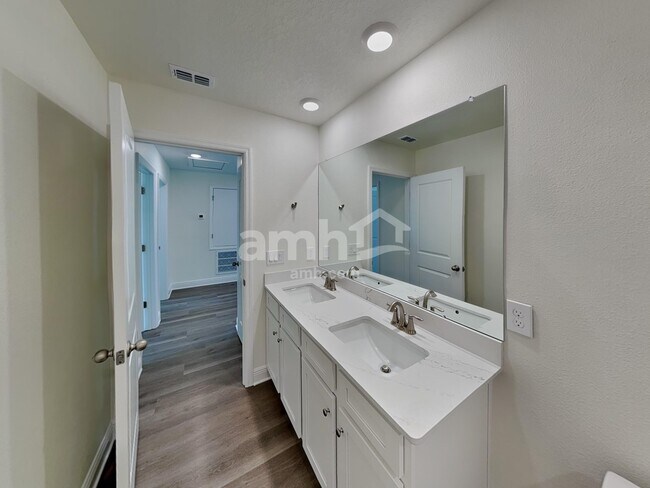 Building Photo - 5968 Pinewood Ests Dr