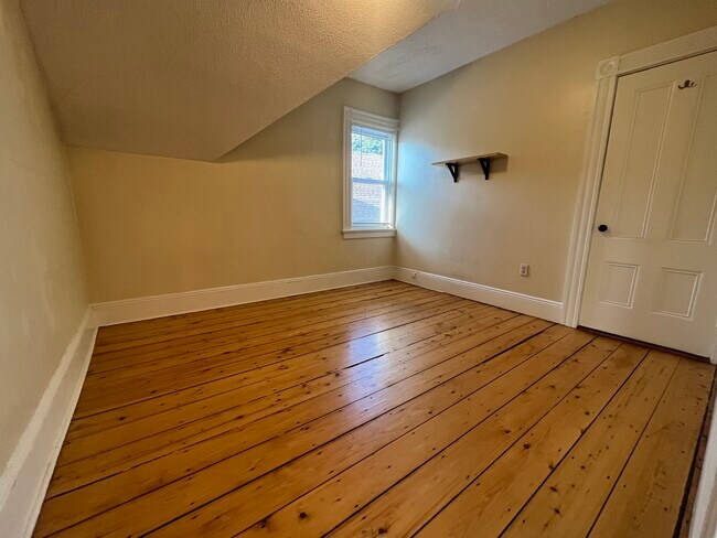 Building Photo - 54 Barton St