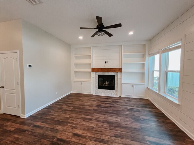 Building Photo - Updated Eagle Harbor Home with Preserve Views