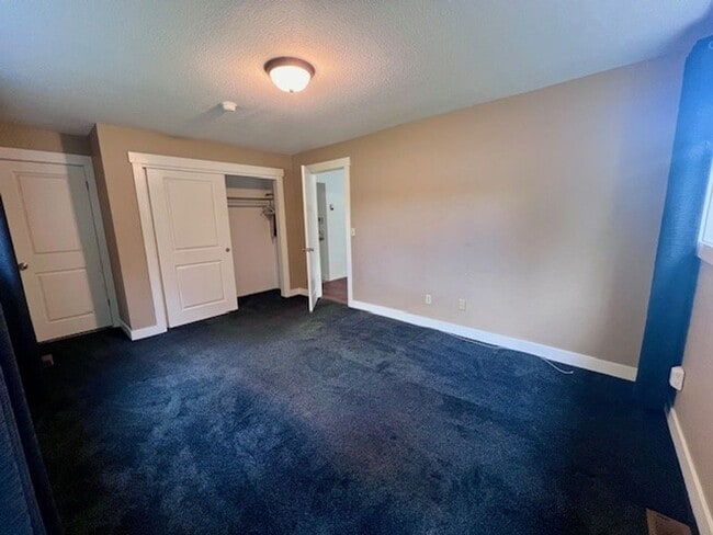 Building Photo - Cute 1 Bd 1 Ba Duplex in Beautiful Blaine!